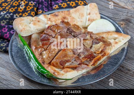 Türkische Küche Lammrippchen auf Pitabrot. Lammkoteletts nach Tandoori-Art und Pita mit grünem Paprika und Zwiebeln. Stockfoto