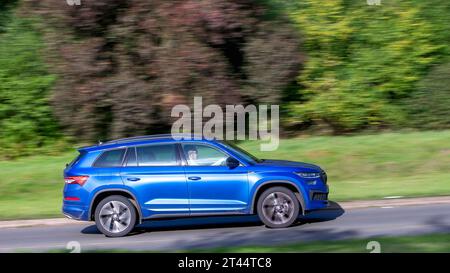 Milton Keynes, Großbritannien - 28. Oktober 2023: 2023 blaues Skoda Kodiaq Auto fährt auf einer englischen Straße Stockfoto