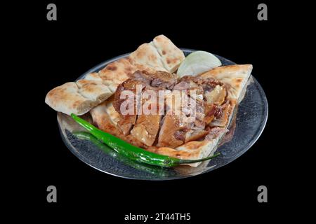 Türkische Küche Lammrippchen auf Pitabrot. Lammkoteletts nach Tandoori-Art und Pita mit grünem Paprika und Zwiebeln. Stockfoto