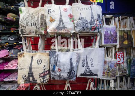 Souvenirs werden im Geschäft in der Basilika des Heiligen Herzens (du Sacre-Coeur) im Montmartre-Viertel, Paris, Frankreich ausgestellt. Stockfoto