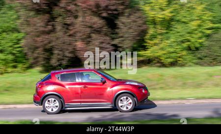 Milton Keynes, Großbritannien - 28. Oktober 2023: 2011 rotes Nissan Juke Auto, das auf einer englischen Straße fährt Stockfoto