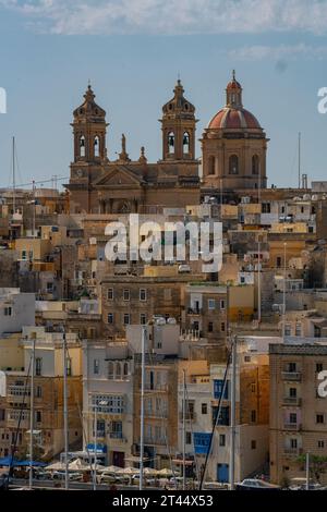 Ein majestätischer St. Lawrence Chhurch in Senglea, einer der drei Städte, die über die Hauptstadt von Malta, Valletta, blicken Stockfoto