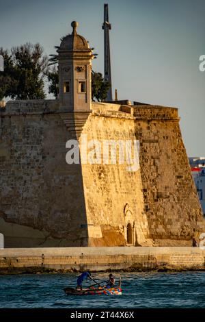 Őrségben Aussichtspunkt in Senglea, einer der drei Städte, die über die Hauptstadt Maltas, Valletta, blicken Stockfoto