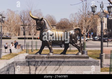 JEREWAN. ARMENIEN. 29. MÄRZ 2022: Statue des mächtigen gehörnten Bullen im Anniversary Park Stockfoto