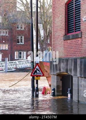 Ein Hochwasserwarnschild ist im Februar 2022 über dem Hochwasser des Flusses Ouse in York zu sehen. Stockfoto