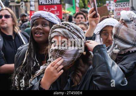 Glasgow, Schottland, Großbritannien. Oktober 2023. Menschen, die Palästina unterstützen, nehmen an einer Kundgebung auf dem George Square Teil und marschieren dann durch die Straßen der Stadt, um gegen den anhaltenden israelisch-palästinensischen Konflikt zu protestieren. Quelle: Skully/Alamy Live News Stockfoto