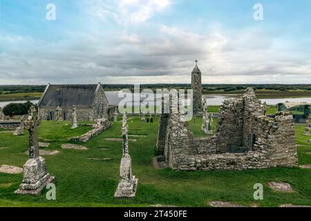 Clonmacnoise ist eine frühe klösterliche Siedlung, die im 6. Jahrhundert von Saint Ciarán gegründet wurde. Es liegt am Ufer des Flusses Shannon im County Off Stockfoto