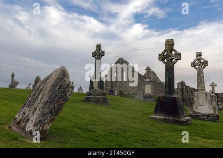 Clonmacnoise ist eine frühe klösterliche Siedlung, die im 6. Jahrhundert von Saint Ciarán gegründet wurde. Es liegt am Ufer des Flusses Shannon im County Off Stockfoto
