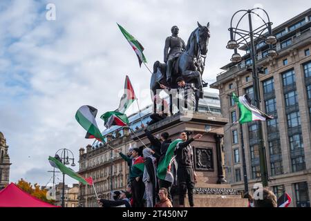 Glasgow, Schottland, Großbritannien. Oktober 2023. Menschen, die Palästina unterstützen, nehmen an einer Kundgebung auf dem George Square Teil und marschieren dann durch die Straßen der Stadt, um gegen den anhaltenden israelisch-palästinensischen Konflikt zu protestieren. Quelle: Skully/Alamy Live News Stockfoto