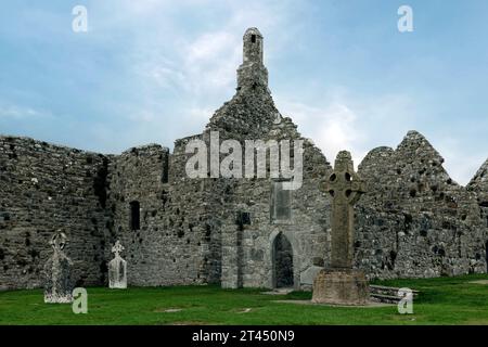 Clonmacnoise ist eine frühe klösterliche Siedlung, die im 6. Jahrhundert von Saint Ciarán gegründet wurde. Es liegt am Ufer des Flusses Shannon im County Off Stockfoto