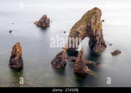 Crohy Head Sea Arch ist ein Meeresbogen an der Küste der Mullaghmullan-Halbinsel in Donegal, Irland. Stockfoto