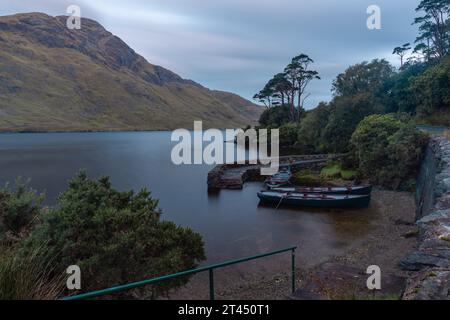 Doo Lough ist ein See im Connemara-Nationalpark im County Galway, Irland. Er ist einer der vielen Seen der Twelve Bens. Stockfoto