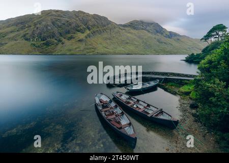 Doo Lough ist ein See im Connemara-Nationalpark im County Galway, Irland. Er ist einer der vielen Seen der Twelve Bens. Stockfoto