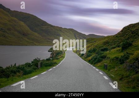 Doo Lough ist ein See im Connemara-Nationalpark im County Galway, Irland. Er ist einer der vielen Seen der Twelve Bens. Stockfoto