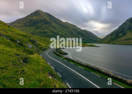 Doo Lough ist ein See im Connemara-Nationalpark im County Galway, Irland. Er ist einer der vielen Seen der Twelve Bens. Stockfoto