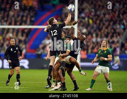 Der Neuseeländer Jordie Barrett (links) und Mark Tele'a (11) fordern den südafrikanischen Kurt-Lee Arendse (Mitte) während des Finalspiels der Rugby-Weltmeisterschaft 2023 im Stade de France in Paris. Bilddatum: Samstag, 28. Oktober 2023. Stockfoto