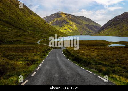 Doo Lough ist ein See im Connemara-Nationalpark im County Galway, Irland. Er ist einer der vielen Seen der Twelve Bens. Stockfoto