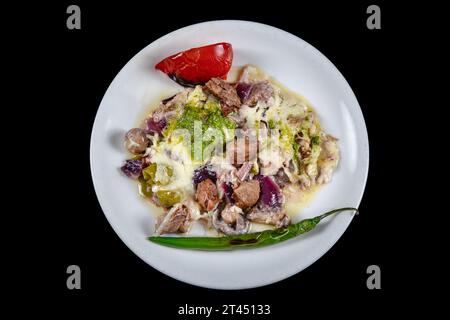 Traditionelle türkische Küche aus dem Osmanischen Reich. Tave Kosi ist ein nationales albanisches Gericht aus gebackenem Lamm und Reis mit Joghurt aus der Nähe Stockfoto