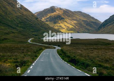 Doo Lough ist ein See im Connemara-Nationalpark im County Galway, Irland. Er ist einer der vielen Seen der Twelve Bens. Stockfoto