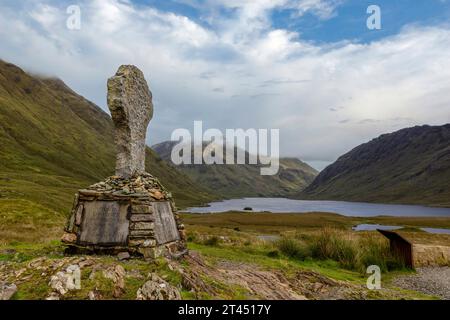 Doo Lough ist ein See im Connemara-Nationalpark im County Galway, Irland. Er ist einer der vielen Seen der Twelve Bens. Stockfoto