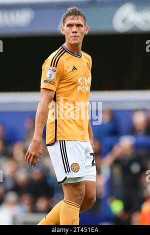 London, Großbritannien. Oktober 2023. Leicester City Verteidiger Jannik Vestergaard (23) während des Spiels Queens Park Rangers vs Leicester City Sky Bet EFL Championship im MATRADE Loftus Road Stadium, London, Großbritannien am 28. Oktober 2023 Credit: Every Second Media/Alamy Live News Stockfoto
