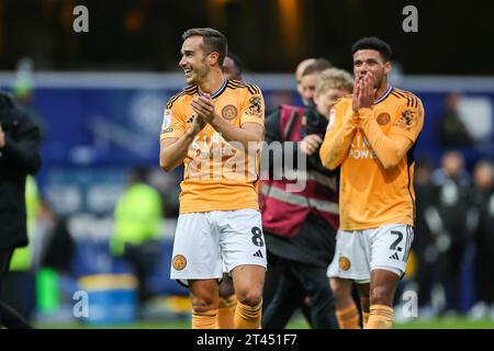 London, Großbritannien. Oktober 2023. Leicester City Mittelfeldspieler Harry Winks (8) applaudiert den Fans, nachdem er am 28. Oktober 2023 im MATRADE Loftus Road Stadium, London, Großbritannien, beim SKY Bet EFL Championship-Spiel der Queens Park Rangers vs. Leicester City gewonnen hat Stockfoto