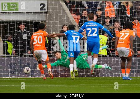 Ricky Jade-Jones #17 von Peterborough United erzielt 0-3 beim Spiel Blackpool gegen Peterborough United in Bloomfield Road, Blackpool, Vereinigtes Königreich, 28. Oktober 2023 (Foto: Steve Flynn/News Images) Stockfoto