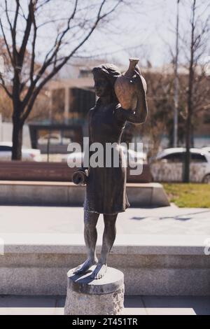 JEREWAN. ARMENIEN. 29. MÄRZ 2022: Skulptur eines Mädchens mit einem Krug im Park, die dem 2800. Jahrestag von Jerewan gewidmet ist Stockfoto