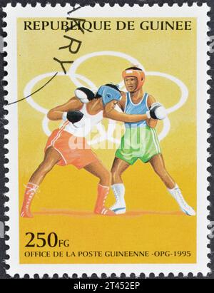 Von Guinea gedruckte Briefmarke, die Boxen, Olympische Sommerspiele 1996 - Atlanta, um 1995 zeigt. Stockfoto