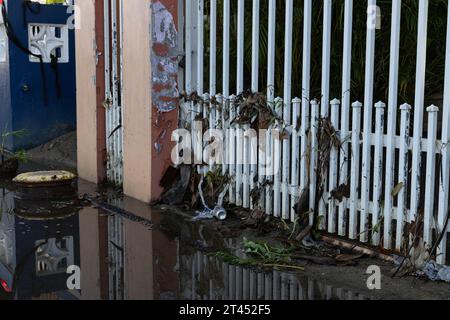 Puerto Rico. Oktober 2023. Müll in etwa Kniehöhe an einem Haustor nach Rekordflut in der Nacht davor in San Juan, PR am 28. Oktober 2023. San Juan erhielt den meisten Regen an jedem Oktobertag, der je aufgezeichnet wurde, laut dem National Weather Service. In Gebieten, die bereits für Hochwasser prädisponiert sind, hat es dazu geführt, dass sich Häuser mit Wasser füllten. (Carlos Berríos Polanco/ Credit: SIPA USA/Alamy Live News Stockfoto