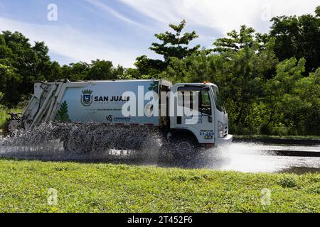 Puerto Rico. Oktober 2023. Ein Müllwagen der Stadt San Juan rastet am 28. Oktober 2023 durch überflutete Straßen in San Juan, PR. San Juan erhielt in der Nacht zuvor 5,20 cm Regen, laut dem National Weatehr Service, den höchsten jemals an einem Tag im Oktober verzeichnet. Der Regen verursachte intensive Überschwemmungen und Stromausfälle. (Foto: Carlos Berríos Polanco/SIPA USA) Credit: SIPA USA/Alamy Live News Stockfoto