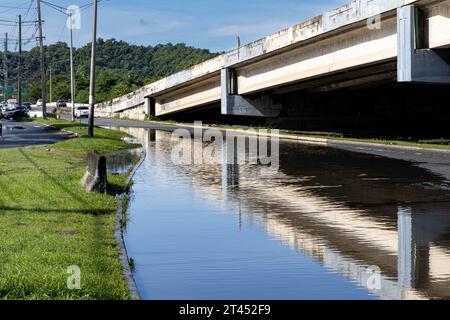 Puerto Rico. Oktober 2023. Eine überflutete Straße in San Juan, PR am 28. Oktober 2023. Die Gemeinde erhielt in der Nacht vom 27. Oktober 2023 5,20 cm Regen, laut dem National Weather Service der höchste jemals an einem Oktobertag aufgezeichnete Regen. (Carlos Berríos Polanco/SIPA USA) (Foto: Carlos Berríos Polanco/SIPA USA) Foto: SIPA USA/Alamy Live News Stockfoto