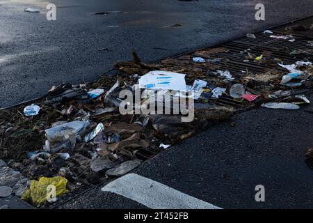 Puerto Rico. Oktober 2023. Der Müll wurde durch Rekordregen in San Juan, PR, Samstag, 28. Oktober 2023 in die Gosse gezogen. San Juan erlebte in der Nacht vom 27. Oktober 2023 Rekordregen. Laut dem National Weather Service war der Regen die höchste jemals aufgezeichnete Menge an jedem Oktobertag. (Carlos Berríos Polanco/SIPA USA) (Foto: Carlos Berríos Polanco/SIPA USA) Foto: SIPA USA/Alamy Live News Stockfoto