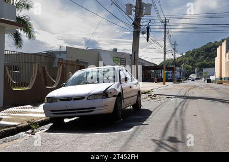 Puerto Rico. Oktober 2023. Ein gestrandeter Wagen fuhr am 28. Oktober 2023 in San Juan, PR, auf der Straße ab. In der Nacht zuvor erhielt San Juan laut dem National Weather Service die höchste Regenmenge, die jemals an einem Oktobertag verzeichnet wurde. Der Regen verursachte intensive Überschwemmungen und viele Menschen mussten ihre Autos verlassen, um in Sicherheit zu kommen. (Carlos Berríos Polanco/SIPA USA) (Foto: Carlos Berríos Polanco/SIPA USA) Foto: SIPA USA/Alamy Live News Stockfoto