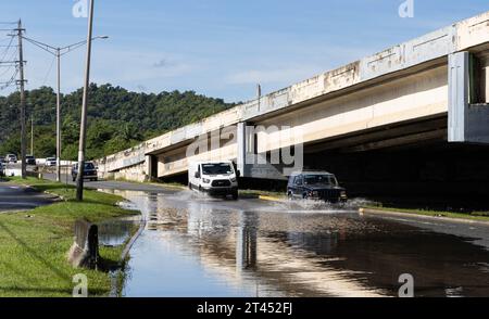 Puerto Rico. Oktober 2023. Die Autos fahren am 27. Oktober 2023 durch eine überflutete Straße in San Juan, Puerto Rico. San Juan hat in der Nacht zuvor Rekordniederschläge verzeichnet, die höchsten jemals an einem Oktobertag verzeichnet wurden, so der National Weather Service. Es verursachte intensive Überschwemmungen und Stromausfälle. (Carlos Berríos Polanco/SIPA USA) (Foto: Carlos Berríos Polanco/SIPA USA) Foto: SIPA USA/Alamy Live News Stockfoto