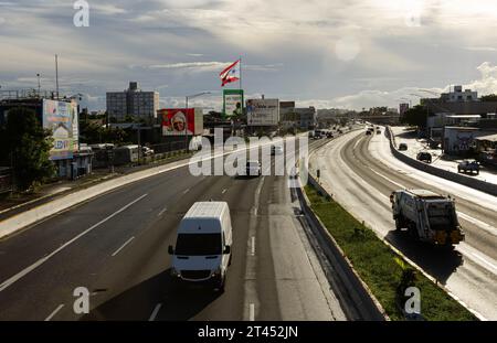 Puerto Rico. Oktober 2023. Die Autos durchqueren den Román Baldorioty de Castro Expressway (Highway-26) am Morgen, nachdem er am 28. Oktober 2023 von Rekordregen in San Juan, PR, überschwemmt wurde. San Juan erhielt Rekordniederschläge in der Nacht vom 27. Oktober 2023, was zur Überflutung der Schnellstraße und zum Umsturz des Verkehrs führte. Laut dem National Weather Service war die Regenmenge die höchste, die je an einem Oktobertag verzeichnet wurde. (Carlos Berríos Polanco/SIPA USA) (Foto: Carlos Berríos Polanco/SIPA USA) Foto: SIPA USA/Alamy Live News Stockfoto