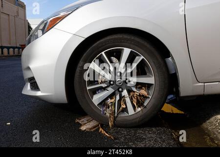 Puerto Rico. Oktober 2023. Der Reifen eines gestrandeten Autos war mit Überschwemmungen in San Juan, PR, am 28. Oktober 2023 gefüllt. Rekordniederschlag traf San Juan in der Nacht vom 27. Oktober 2023 und verursachte intensive Überschwemmungen und Stromausfälle. Viele Menschen, die sich auf überfluteten Straßen wiederfanden, mussten ihre Autos verlassen, um in Sicherheit zu kommen. (Carlos Berríos Polanco/SIPA USA) (Foto: Carlos Berríos Polanco/SIPA USA) Foto: SIPA USA/Alamy Live News Stockfoto