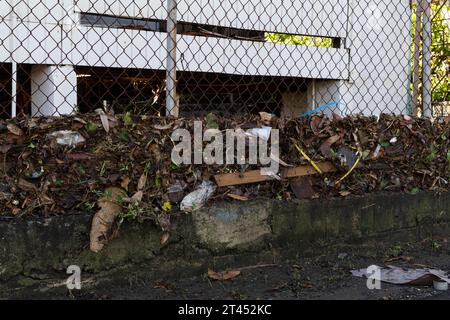 Puerto Rico. Oktober 2023. Der Müll an einem Kettengliederzaun stapelte sich wegen Rekordregens in der Nacht davor in San Juan, Puerto Rico am 28. Oktober 2023. San Juan erhielt in der Nacht auf den 27. Oktober 2023 5,20 cm Regen, laut dem National Weather Service der höchste jemals an einem Oktobertag aufgezeichnete Regen. (Carlos Berríos Polanco/SIPA USA) (Foto: Carlos Berríos Polanco/SIPA USA) Foto: SIPA USA/Alamy Live News Stockfoto