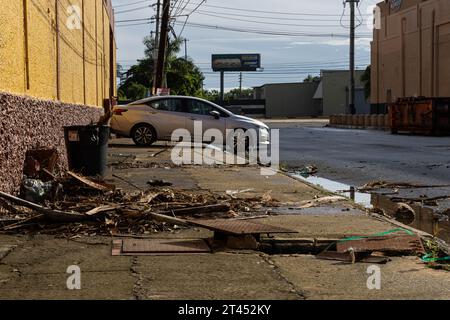 Puerto Rico. Oktober 2023. Ein gestrandeter Wagen blieb am Bordstein und der Müll, der am 28. Oktober 2023 in San Juan, Puerto Rico, durch Rekordregenfälle im Oktober auf dem Bordstein zerrte. San Juan erhielt in der Nacht auf den 27. Oktober 2023 5,20 cm Regen, laut dem National Weather Service der höchste jemals an einem Oktobertag aufgezeichnete Regen. Sie verursachte intensive Überschwemmungen und Stromausfälle in San Juan. (Carlos Berríos Polanco/SIPA USA) (Foto: Carlos Berríos Polanco/SIPA USA) Foto: SIPA USA/Alamy Live News Stockfoto