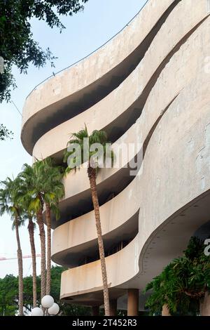 Tel Aviv, Israel - 28. Oktober 2023 - typische Bauhaus-inspirierte Architekturdetails aus Tel Aviv, auch Weiße Stadt genannt. Tel Aviv ist sehr beliebt Stockfoto