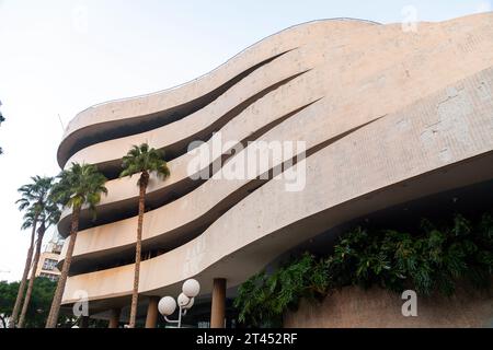 Tel Aviv, Israel - 28. Oktober 2023 - typische Bauhaus-inspirierte Architekturdetails aus Tel Aviv, auch Weiße Stadt genannt. Tel Aviv ist sehr beliebt Stockfoto
