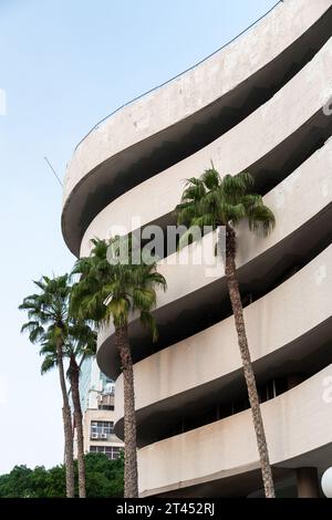 Tel Aviv, Israel - 28. Oktober 2023 - typische Bauhaus-inspirierte Architekturdetails aus Tel Aviv, auch Weiße Stadt genannt. Tel Aviv ist sehr beliebt Stockfoto