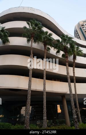 Tel Aviv, Israel - 28. Oktober 2023 - typische Bauhaus-inspirierte Architekturdetails aus Tel Aviv, auch Weiße Stadt genannt. Tel Aviv ist sehr beliebt Stockfoto