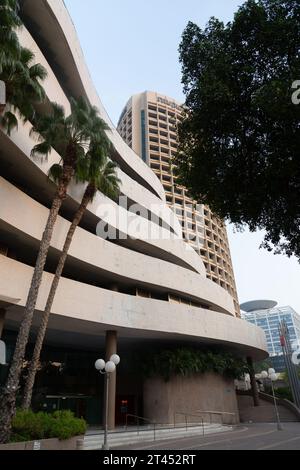 Tel Aviv, Israel - 28. Oktober 2023 - typische Bauhaus-inspirierte Architekturdetails aus Tel Aviv, auch Weiße Stadt genannt. Tel Aviv ist sehr beliebt Stockfoto