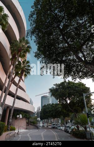 Tel Aviv, Israel - 28. Oktober 2023 - typische Bauhaus-inspirierte Architekturdetails aus Tel Aviv, auch Weiße Stadt genannt. Tel Aviv ist sehr beliebt Stockfoto