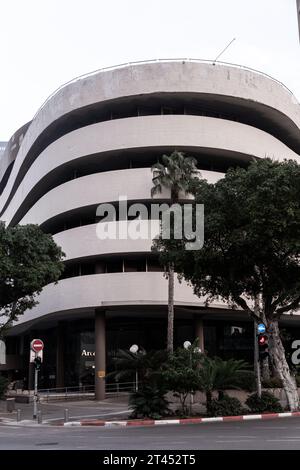 Tel Aviv, Israel - 28. Oktober 2023 - typische Bauhaus-inspirierte Architekturdetails aus Tel Aviv, auch Weiße Stadt genannt. Tel Aviv ist sehr beliebt Stockfoto