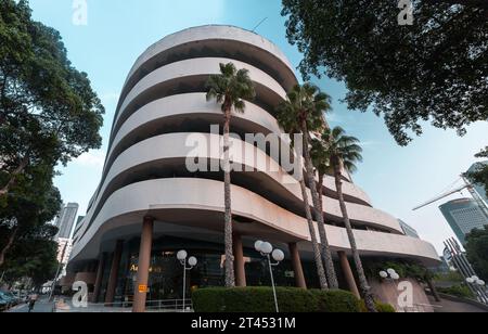 Tel Aviv, Israel - 28. Oktober 2023 - typische Bauhaus-inspirierte Architekturdetails aus Tel Aviv, auch Weiße Stadt genannt. Tel Aviv ist sehr beliebt Stockfoto