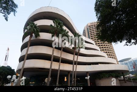 Tel Aviv, Israel - 28. Oktober 2023 - typische Bauhaus-inspirierte Architekturdetails aus Tel Aviv, auch Weiße Stadt genannt. Tel Aviv ist sehr beliebt Stockfoto