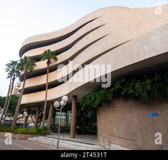 Tel Aviv, Israel - 28. Oktober 2023 - typische Bauhaus-inspirierte Architekturdetails aus Tel Aviv, auch Weiße Stadt genannt. Tel Aviv ist sehr beliebt Stockfoto