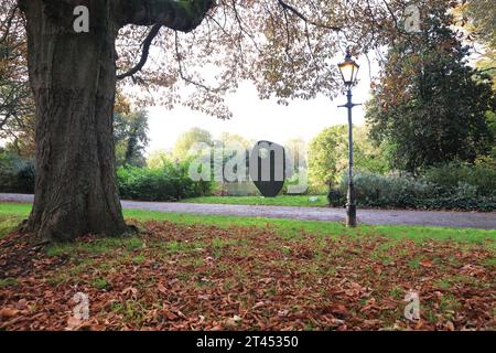 Single Form 1961-62, gewidmet Dag Hammarskjold, von Barbara Hepworth Skulptur im Battersea Park im Herbst, SW London, Großbritannien Stockfoto